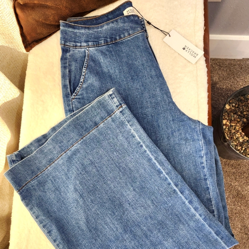 NWT Molly Bracken high rise, wide leg, medium wash trouser jeans